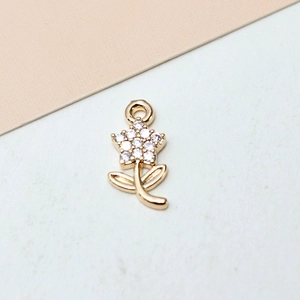 Makroaufnahme von Goldblumen-Anhänger mit weißen Zirkonia und Ösen für DIY-Schmuck