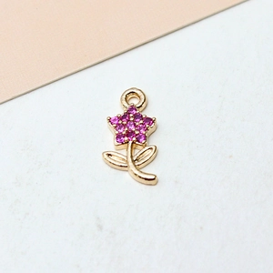 Detail eines Blumenanhängers mit rosa Zirkonia-Mikropflaster und Goldbeschichtung