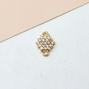 Makrodetail des vergoldeten Rhombus-Anhängers mit Zirkonia für DIY-Schmuckherstellung
