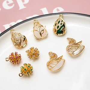 Pendenti DIY in Rame con Micro Zirconia a Forma di Cigno Fiore Goccia d'Acqua Placcati Oro Accessori per Creazione Gioielli