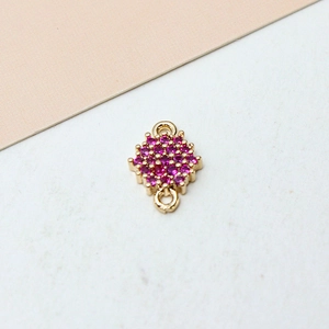 Makroaufnahme von vergoldetem Kupferverbinder mit rosa Zirkonia für DIY-Schmuckdesign