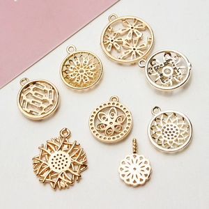 Set of 8 gold-plated flower pendants with cubic zirconia for DIY jewelry making