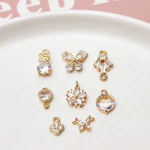 Détails macro de breloques dorées 18 carats avec zircons pour la création de bijoux