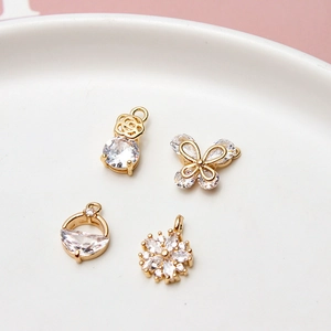 Pendentifs fleurs et papillons plaqués or avec zircons pour la création de bijoux DIY