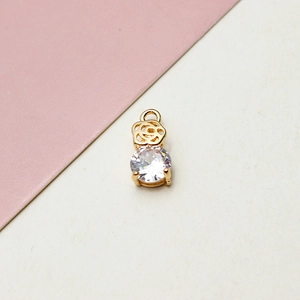 Détail d'une breloque rose plaquée or avec un pendentif en zircone cubique ronde