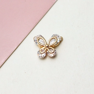 Vue macro d'un pendentif papillon doré avec oxydes de zirconium pour bijoux DIY