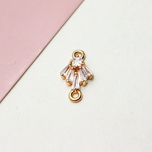 Vue détaillée d'un connecteur fleur plaqué or avec zircons pour la création de bijoux