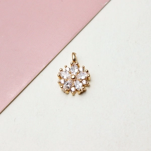 Vue macro d'un pendentif fleur doré orné de zircons marquise et ronds pour bijoux DIY