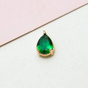 Makro-Detail von grünem Kristall-Tropfenanhänger mit Goldbeschichtung für DIY-Schmuck
