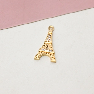 Detailansicht eines vergoldeten Eiffelturm-Anhängers mit funkelndem Zirkonia für DIY-Schmuck