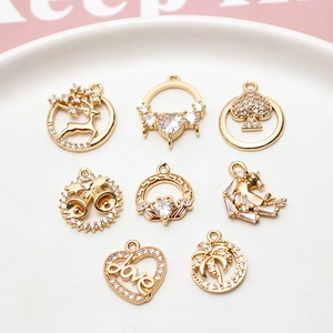 Pendentifs dorés sertis de zircons aux formes variées pour création de bijoux DIY
