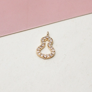 Makroaufnahme eines vergoldeten Flaschenkürbis-Anhängers mit Mikro-Zirkonia für DIY-Schmuck