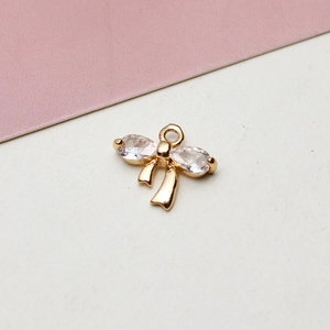 Makro-Detail des goldenen Schleifenanhängers mit Zirkonia für DIY-Schmuckherstellung