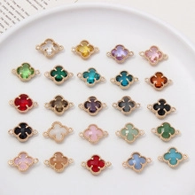 Detail van kleurrijke klavertje vier kristallen connectoren voor sieraden