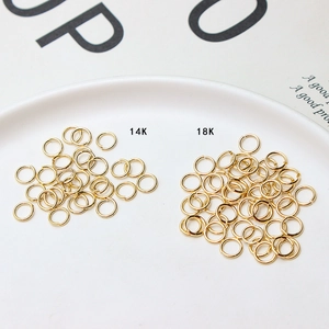 Détail d'anneaux ouverts plaqués or 14K et 18K pour la création de bijoux DIY