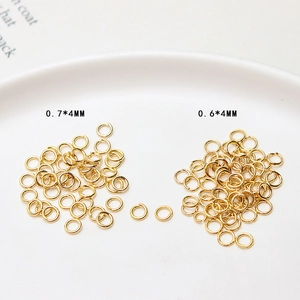 Macro d'anneaux ouverts dorés de 0,6 mm et 0,7 mm pour la création de bijoux DIY