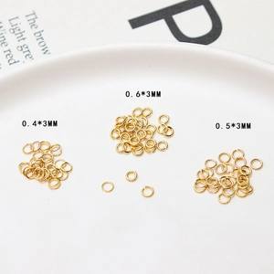 Détail d'anneaux ouverts plaqués or 14K en tailles 0,4x3mm 0,5x3mm et 0,6x3mm pour bijoux