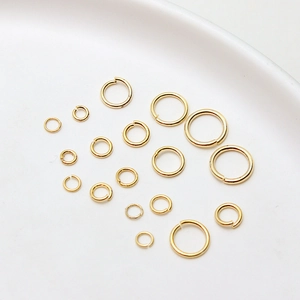 Vue macro d'anneaux ouverts plaqués or 14k de tailles variées pour bijoux DIY