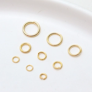 Vue macro de différentes tailles d'anneaux de jonction ouverts dorés 14k pour bijoux