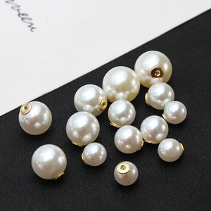 Détail macro de perles DIY blanc brillant avec supports en métal doré pour boucles