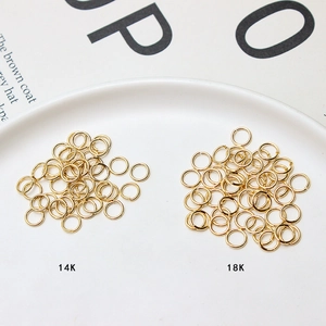 Apprêts bijoux anneaux ouverts plaqués or 14K et 18K dans une coupelle blanche