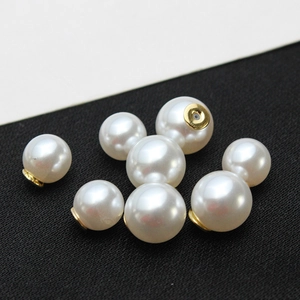 Vue détaillée des fermoirs de boucles d'oreilles en perles blanches et métal doré