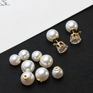 Ensemble de boucles d'oreilles perles et zircons avec base dorée sur tissu noir
