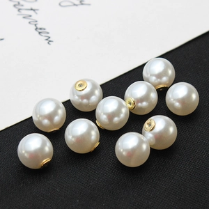 Détails macro de perles blanches lustrées avec socles en métal doré pour bijoux DIY
