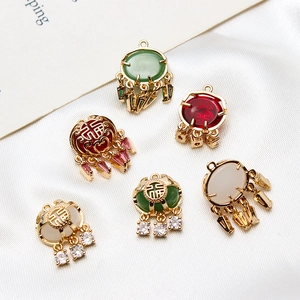 Pendentifs traditionnels chinois dorés avec zircon, signe de chance et détails de pompon