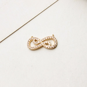 Détail du connecteur infini en or serti de zircons blancs pour la création de bijoux