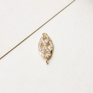 Vue macro du pendentif infini doré avec zircon cubique serti pour bijoux DIY