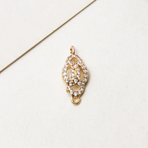 Détail macro du pendentif cœur géométrique plaqué or avec zircones pour création de bijoux