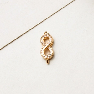 Détail du lien infini plaqué or avec zircons cubiques pour la création de bijoux DIY