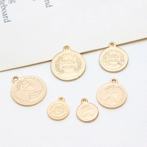 Pendentifs pièces dorées avec Elizabeth II et Dos Pesos pour création de bijoux