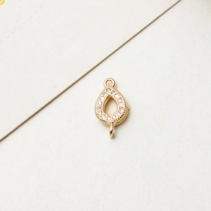 Détail macro d'un connecteur bijoux en goutte d'or plaqué avec micro zircons