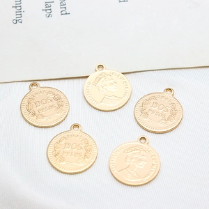 Cinq pendentifs pièces dorés avec Elizabeth II et Dos Pesos pour la création de bijoux