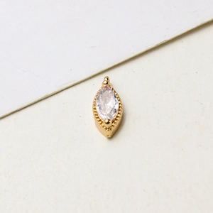 Macro d'un pendentif marquise en zircon doré avec bordure milgrain pour bijoux DIY
