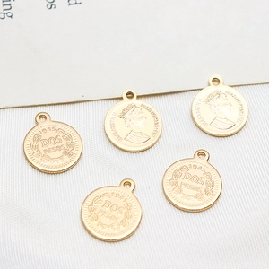 Détail de pendentifs pièces dorés pour DIY avec motifs Reine et Pesos mexicains