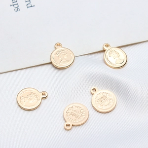 Lot de 5 pendentifs pièces dorés avec Elizabeth II et Dos Pesos pour la création de bijoux