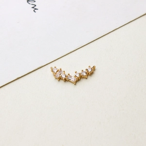 Vue macro d'un connecteur en V plaqué or serti de zircons blancs pour bijoux DIY