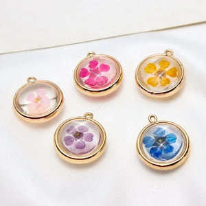 Pendentifs ronds en résine plaqués or avec de vraies fleurs séchées pour création de bijoux
