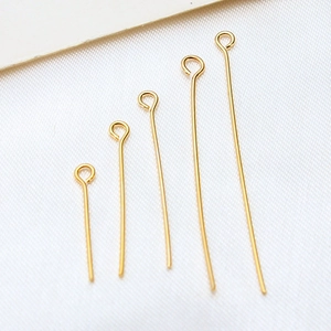 Dettaglio di chiodini a occhiello placcati oro 18K in cinque misure per fare gioielli