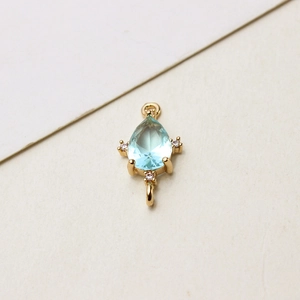 Detailansicht hellblauer Tropfen-Kristallanhänger mit goldenen Ösen für DIY-Schmuckbau