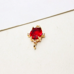 Detail eines roten ovalen Zirkonia Anhängers mit goldenen Doppelringen für Schmuck