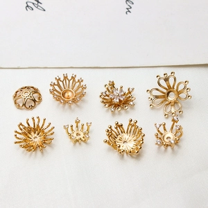 Détails macro de calottes de perles en fleurs dorées et supports bijoux pour DIY diadème