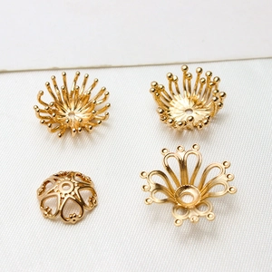 Lot de quatre calottes de fleurs en cuivre doré pour la création de bijoux vintage DIY