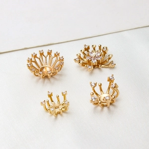 Détails de composants de bijoux floraux ajourés dorés avec des zircons blancs brillants