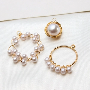 Detailansicht handgefertigter Perlenanhänger mit Golddrahtwicklung für DIY-Schmuck