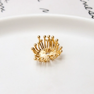 Détail d'un calotte de perle en forme de fleur dorée pour bijoux de mariée artisanaux