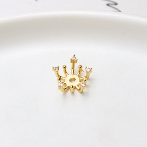 Vue macro d'un calotte de perle couronne dorée avec filigrane et accents de zircone